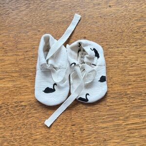 Kate Quinn Baby Booties with Swan Print, 3-6m